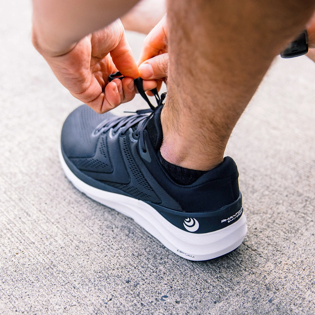 Topo Athletic Men's Phantom 2 Running Shoe - Black/White - Regular (D) 10 Topo Athletic Men's Phantom 2 Running Shoe - Black/White - Regular (D) - Image 8